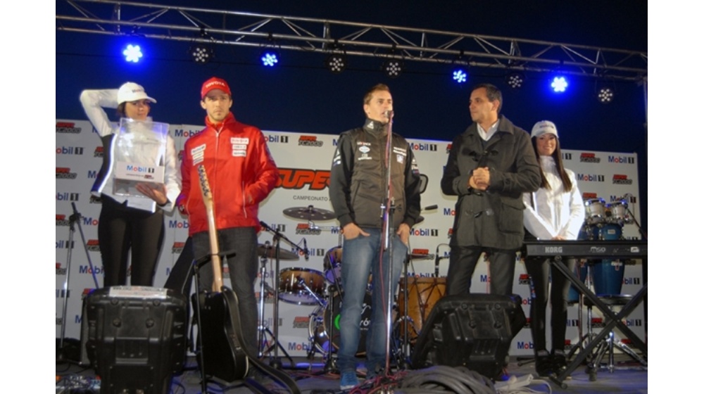 Un espectáculo musical en la previa del Súper TC2000