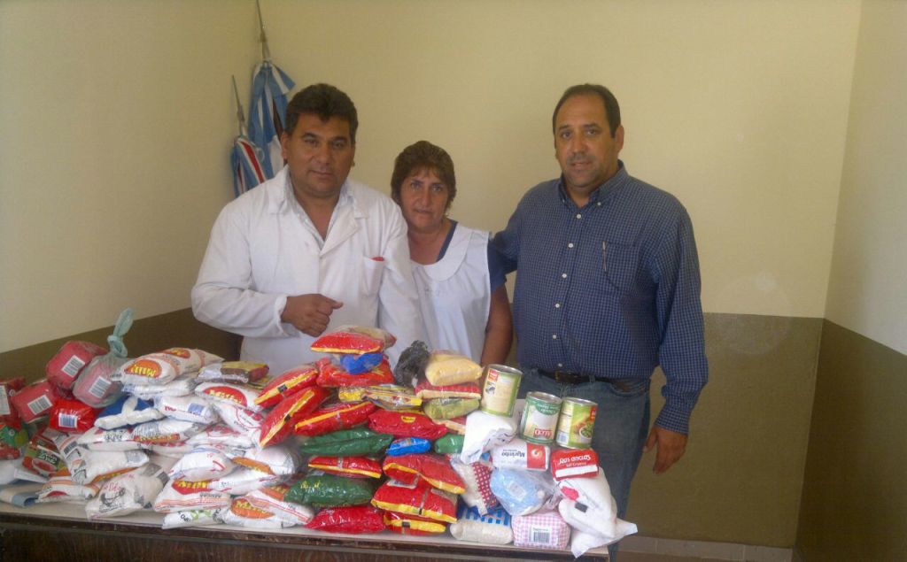 Entregan donaciones recolectadas en el festival aniversario de Juanillo