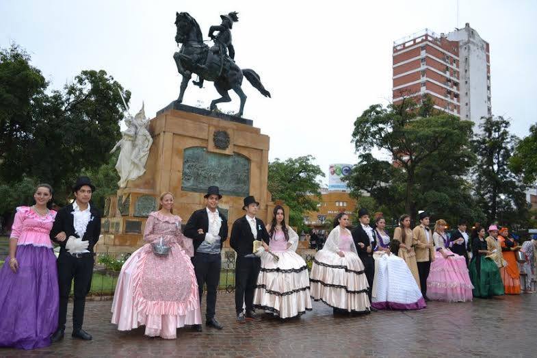 El acto central por la Revolución de Mayo se realizó en la plaza Libertad