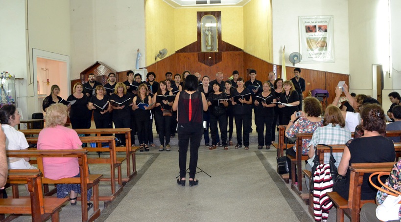 El Coro Franklin Ponce brindó un show de excelencia en la parroquia Cristo Rey