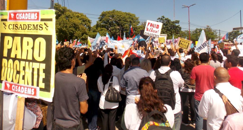 Los docentes volvieron a marchar por las calles capitalinas Los docentes volvieron a marchar por las calles capitalinas