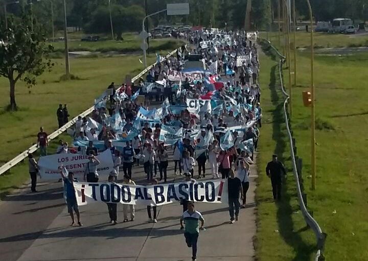 Docentes marcharon en reclamo del aumento salarial