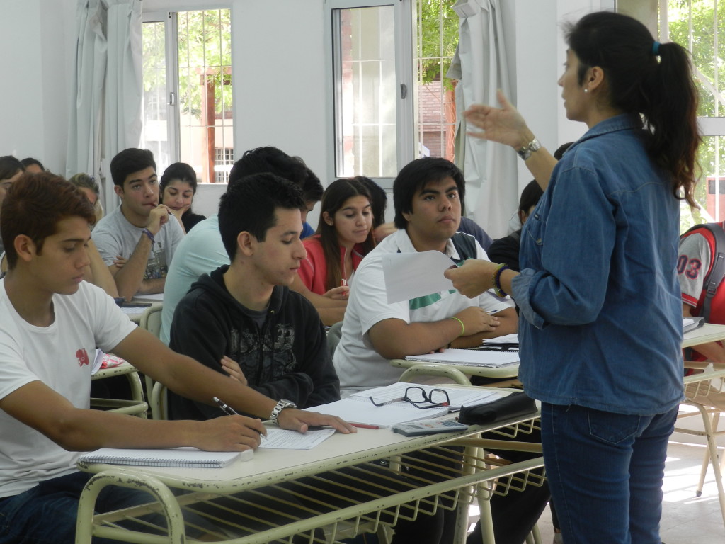 Tras el “bochazo” masivo, en la Unse se dictaron las tutorías para estudiantes de Medicina