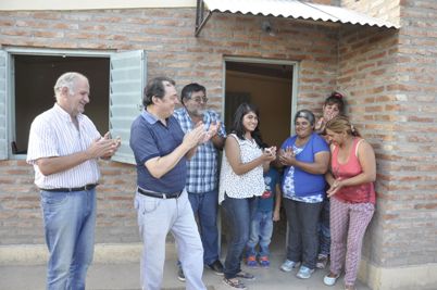Entregan vivienda social en La Aurora