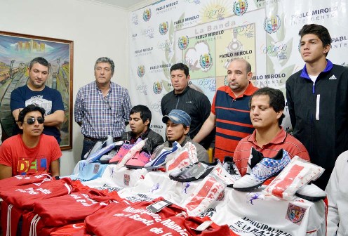 Entregaron indumentaria deportiva al equipo “Los Leones”