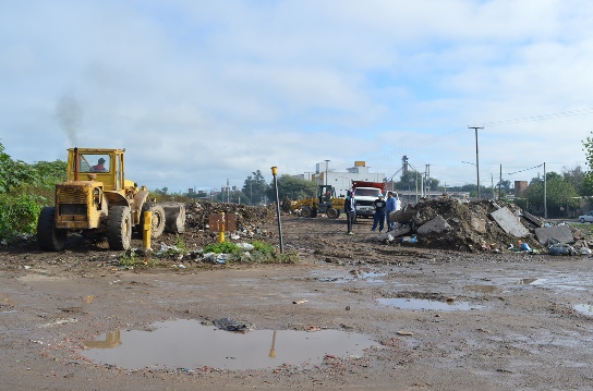 Desaprensivos continúan generando basurales sobre las vías del ferrocarril