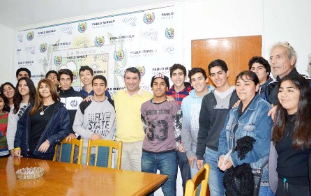 El municipio entregó ayuda económica a escuelas secundarias