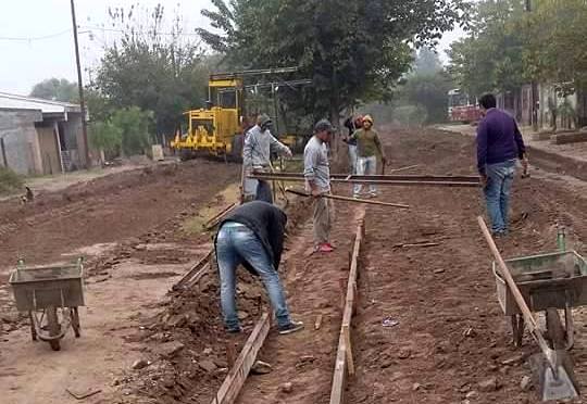 Construyen cordón cuneta y realizan el enripiado de calles en La Dársena Construyen cordón cuneta y realizan el enripiado de calles en La Dársena