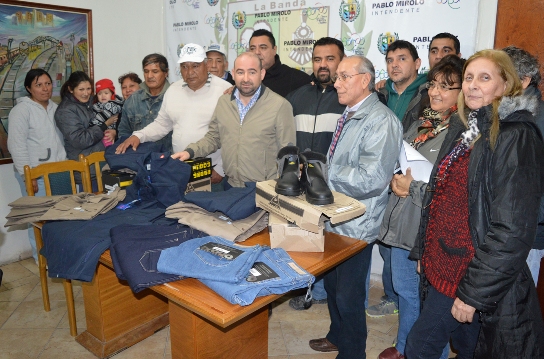 El intendente entregó indumentaria de trabajo a los empleados del Mercado Unión