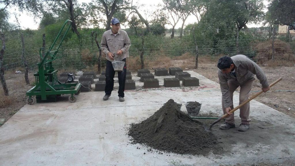 Municipales de Juanillo elaboran bloques destinados a la construcción de viviendas