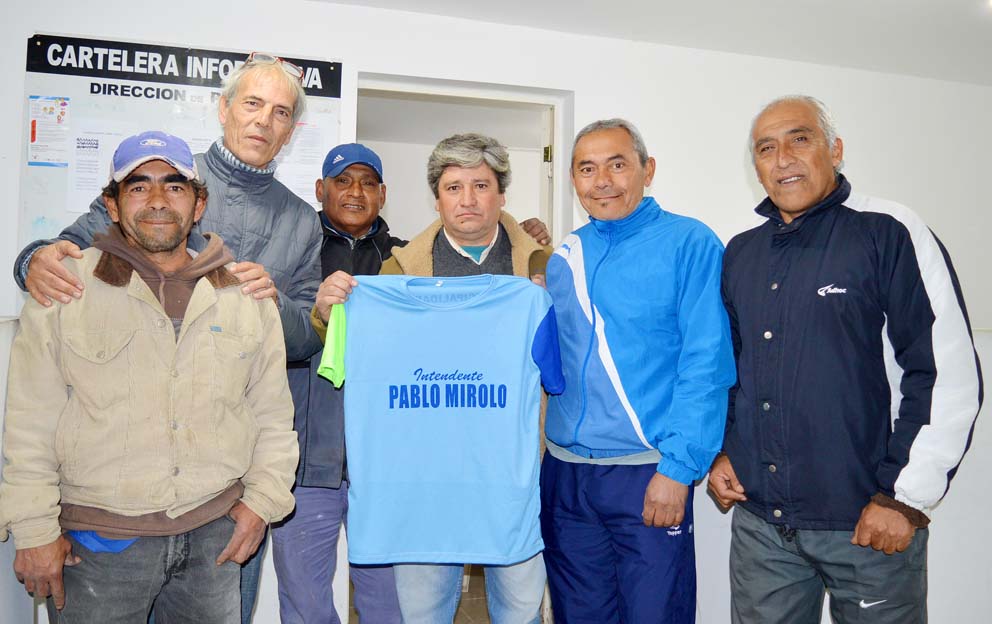 Entregan indumentaria deportiva al equipo de Veteranos de Güemes