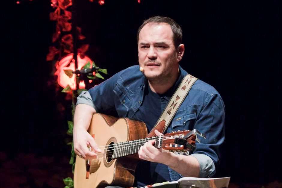 Serrano: “Uno compone canciones para subirse a un escenario y combatir a la soledad”