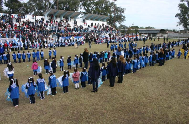 Alumnos de las salas de 5 años de jardines municipales prometieron cariño a la bandera