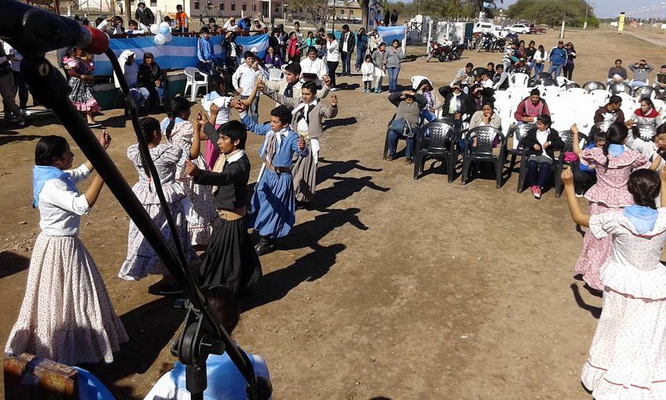 Villa Figueroa se vistió de celeste y blanco para vivir la fecha patria