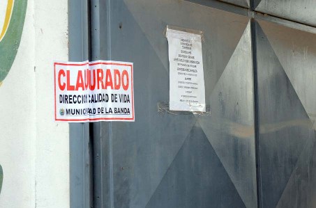 Continúan las clausuras a comercios bandeños por incumplimiento de normas y venta de productos vencidos.