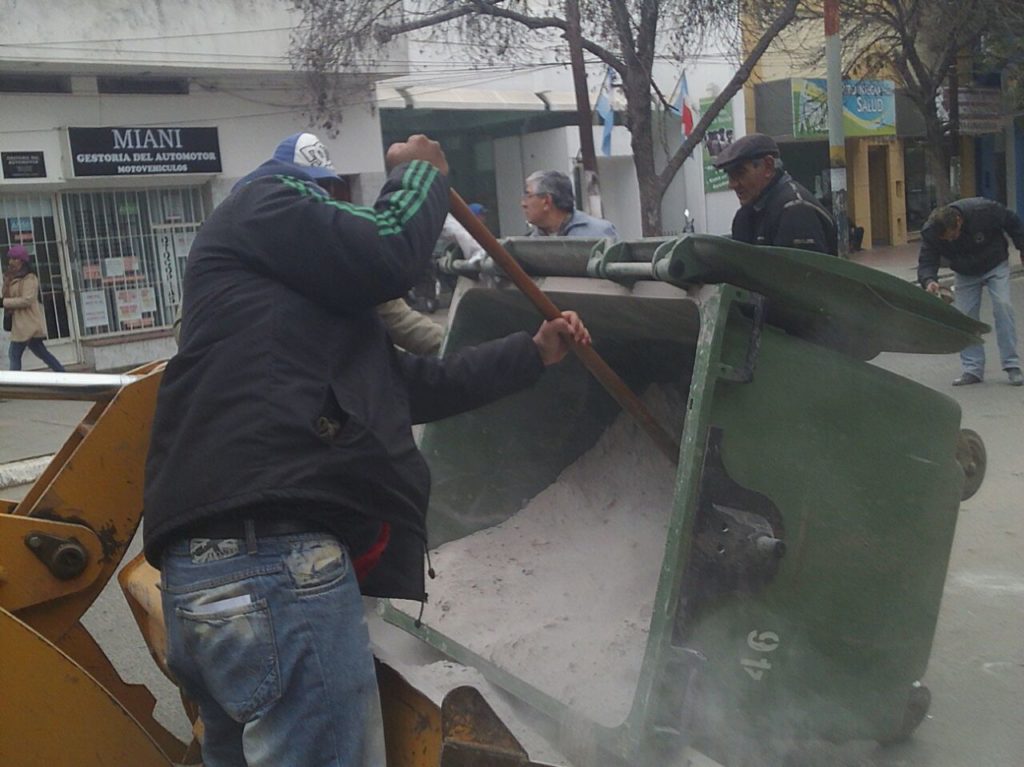 Indignante: destruyen otro contenedor en pleno centro