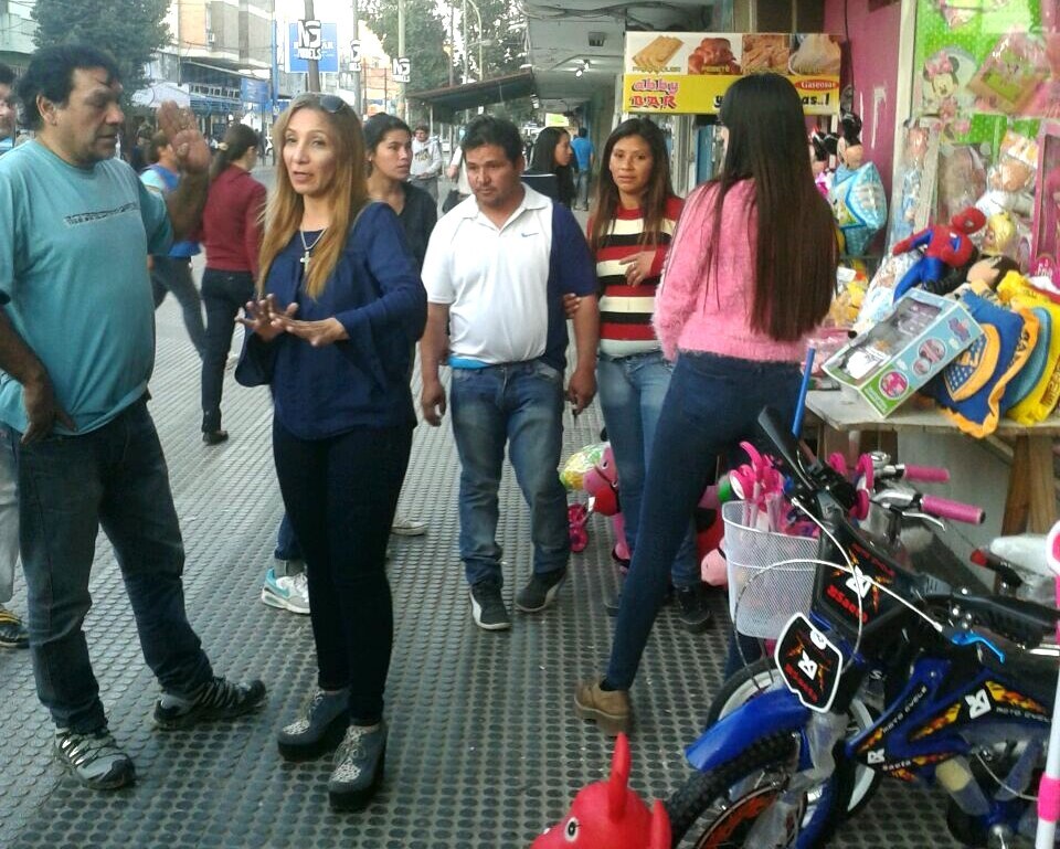 Multan a una decena de comercios por obstruir la vía pública con mercadería