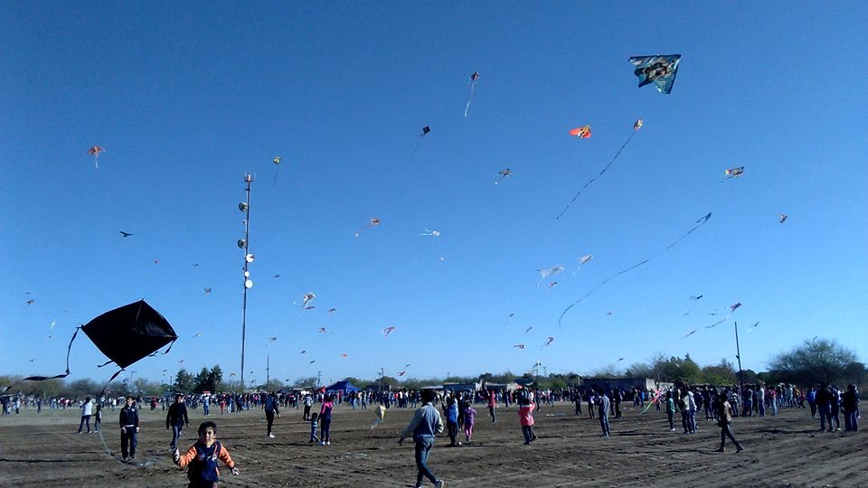 Miles de chicos convirtieron a San Pedro de Guasayán en la capital del barrilete