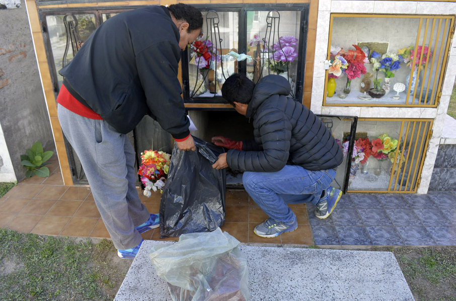 Ahora los delincuentes roban urnas en el cementerio La Misericordia