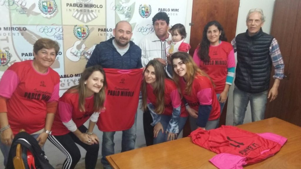 Mirolo entregó indumentaria a un equipo de fútbol femenino