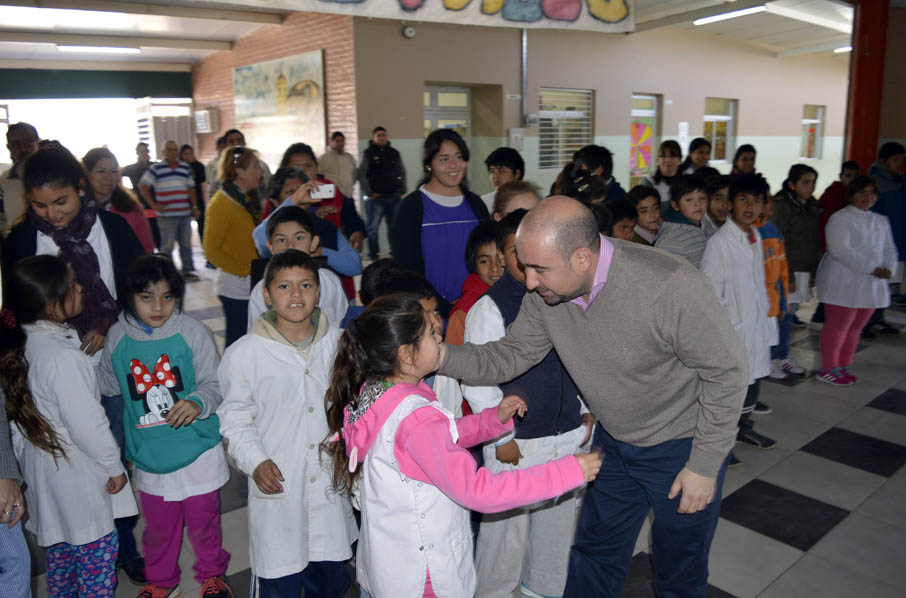 Mirolo entregó un recordatorio a la Escuela “Dra. Telma Reca” Mirolo entregó un recordatorio a la Escuela “Dra. Telma Reca”