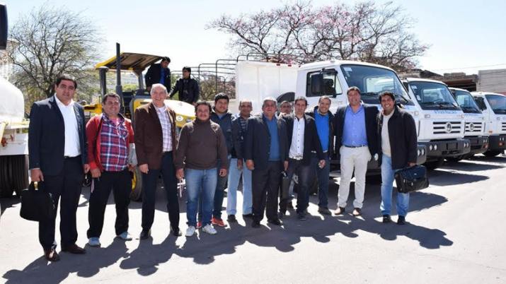 El gobierno entregó maquinarias a comunas del interior de la provincia