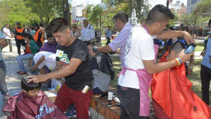 Peluqueros cortarán el pelo a cambio de un alimento no perecedero
