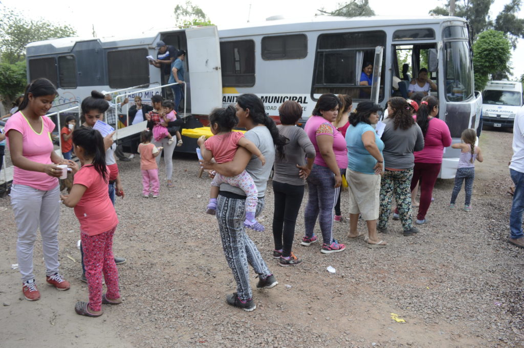 Decenas de familias de El Tuscal acceden a los beneficios del programa “El municipio en tu barrio”