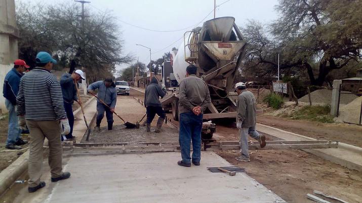 El programa de pavimentación llega a diversos barrios de Clodomira