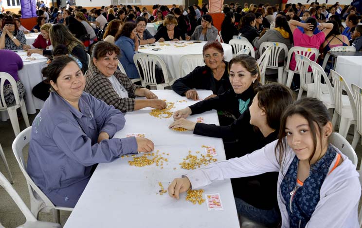 Las madres bandeñas festejaron su día con un gran Bingo Show