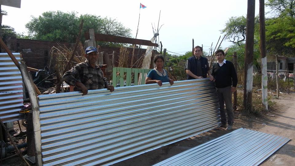 El municipio bandeño entregó materiales de construcción a una familia de personas con discapacidad