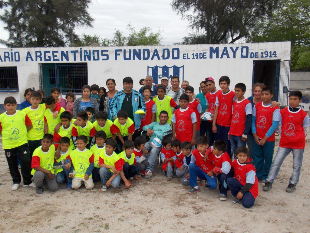 Entregan indumentaria para promover el fútbol infantil en el Tramo 16 Entregan indumentaria para promover el fútbol infantil en el Tramo 16