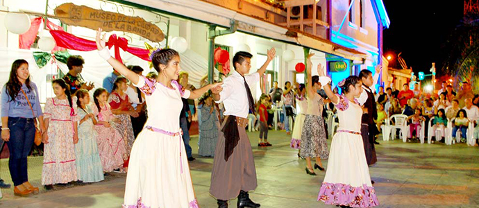 Más de quinientos bailarines celebran el Día de la Tradición por las calles bandeñas