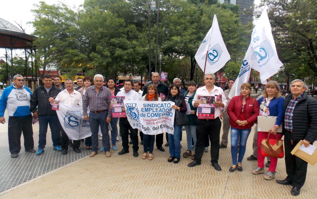 Mercantiles difunden en las calles capitalinas el proyecto de ley sobre el descanso dominical