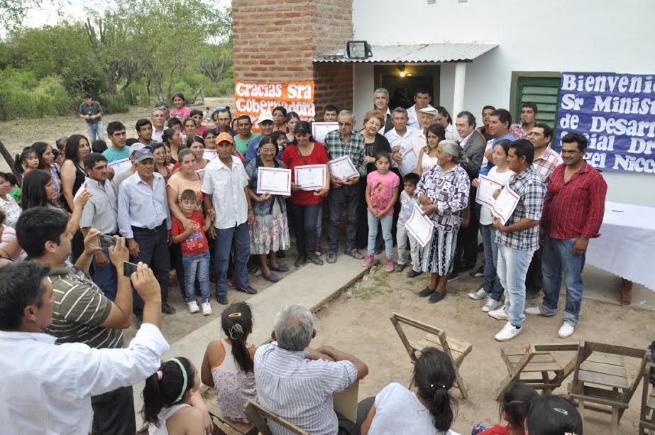 Familias de los departamentos Ojo de  Agua, Banda, San Martín,  Guasayan, y  Figueroa y Robles recibieron viviendas sociales