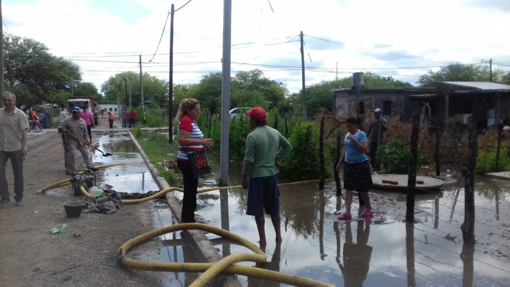 Asisten en Clodomira a un centenar de familias afectadas por una lluvia torrencial
