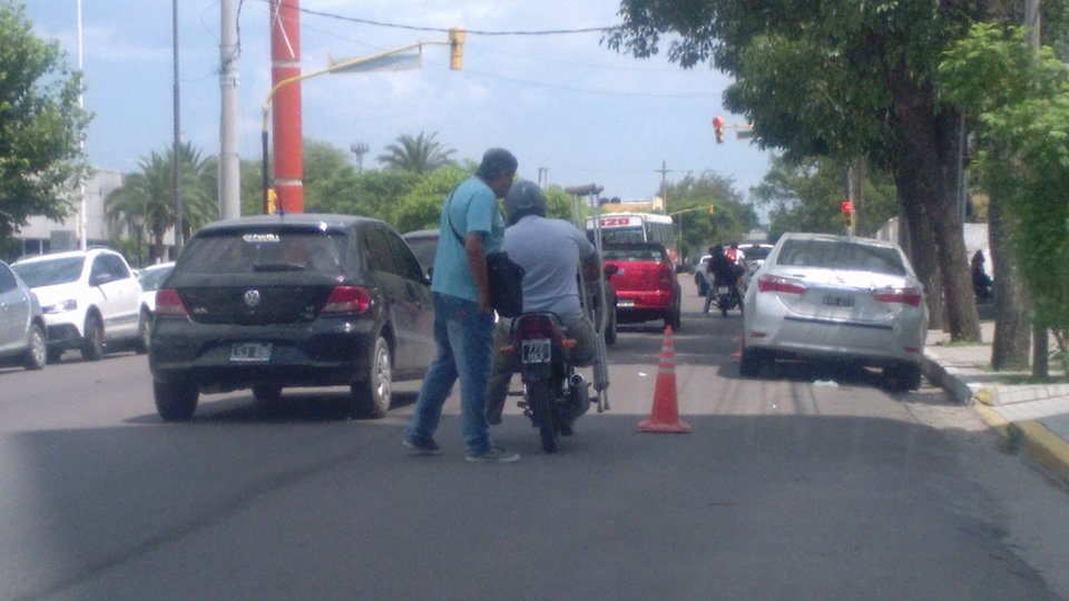 Imprudencia sobre ruedas: maneja su moto con una pierna amputada y sus muletas colgadas al manubrio