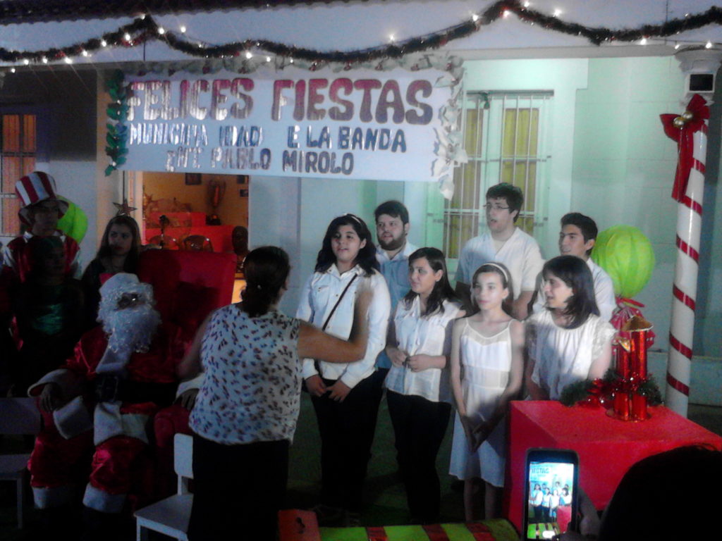 Niños y jóvenes cantaron villancicos durante la intervención urbana “Pensando en Navidad”
