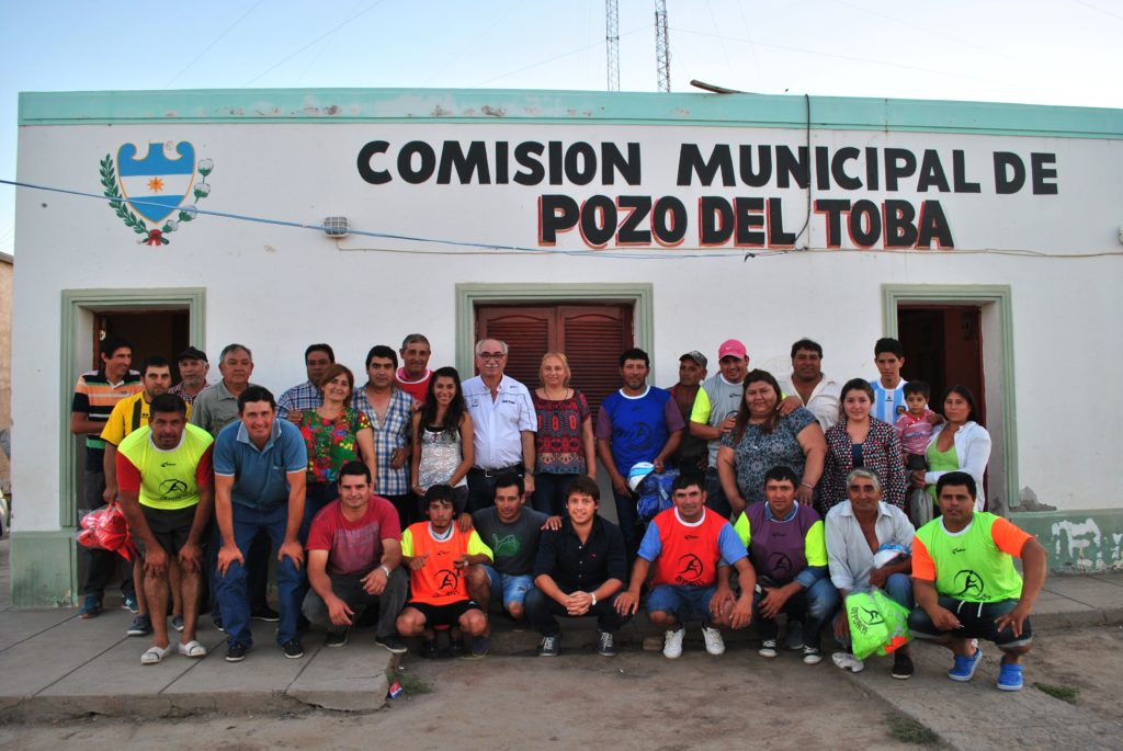 El gobierno entregó indumentaria a clubes de Pozo del Toba y de la zona