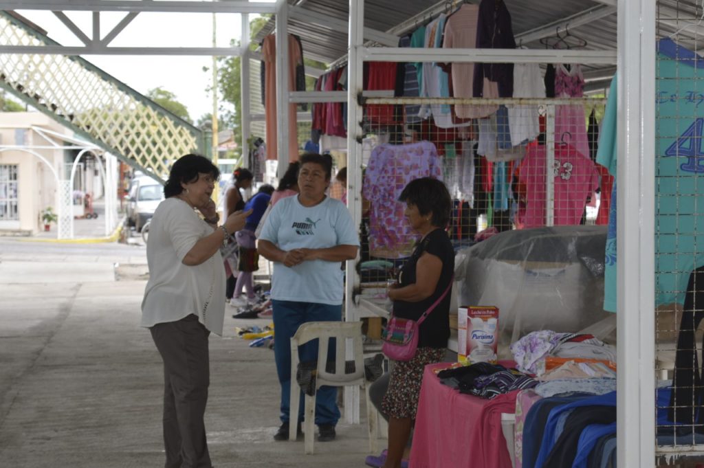 Continúa el armado de la estructura que alojará a los vendedores de “La Feria”