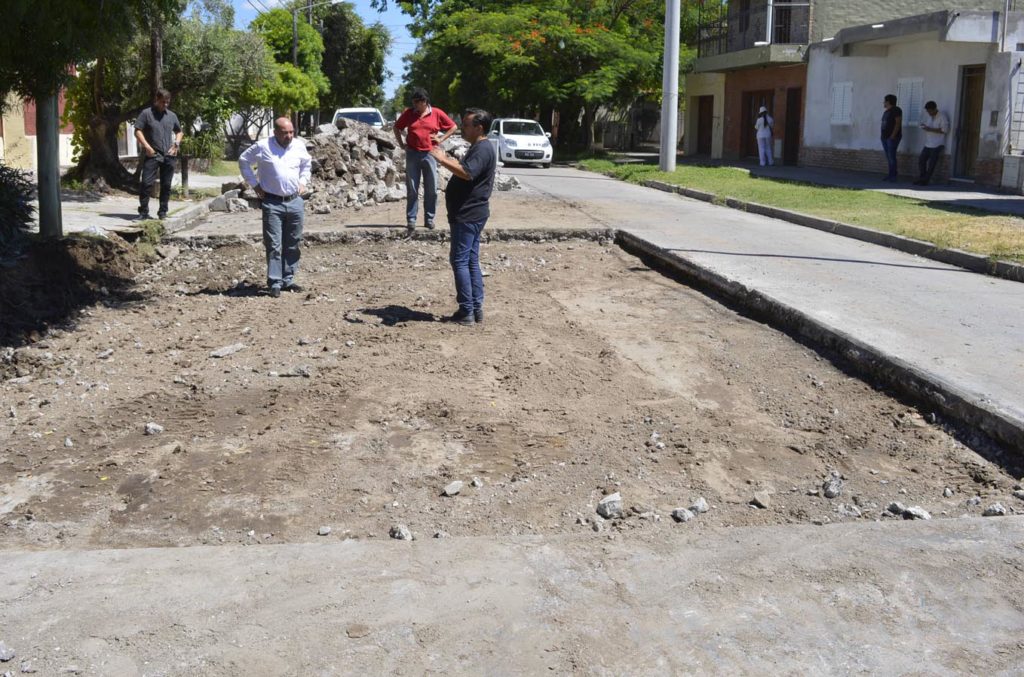 El intendente Mirolo supervisó la reparación de pavimento en Pueyrredón y Lavalle