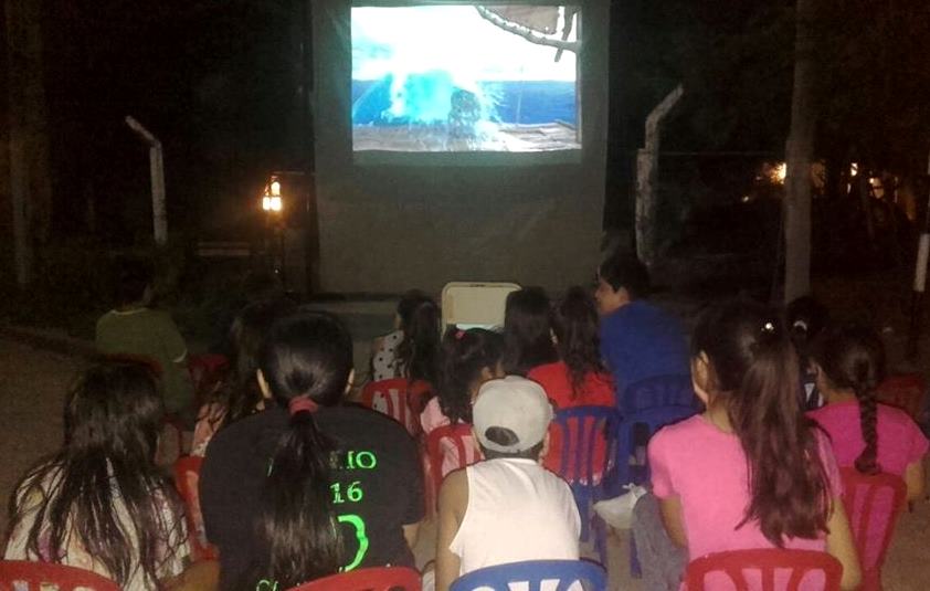 Cientos de chicos disfrutan del cine móvil en los barrios de Clodomira