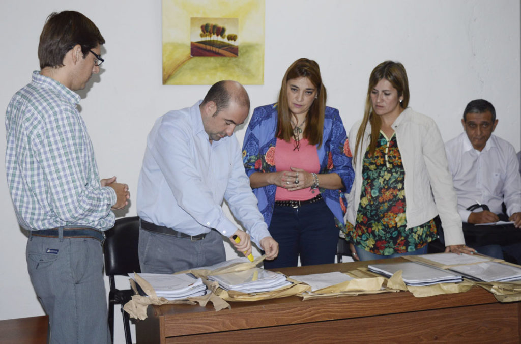 El intendente Mirolo encabezó la segunda apertura de sobres para urbanizar el barrio Independencia El intendente Mirolo encabezó la segunda apertura de sobres para urbanizar el barrio Independencia
