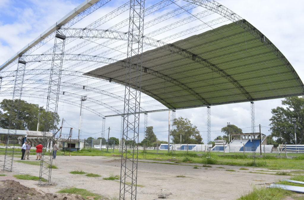 El municipio colabora con la recuperación de la cancha de básquet y vóley del Club Sarmiento