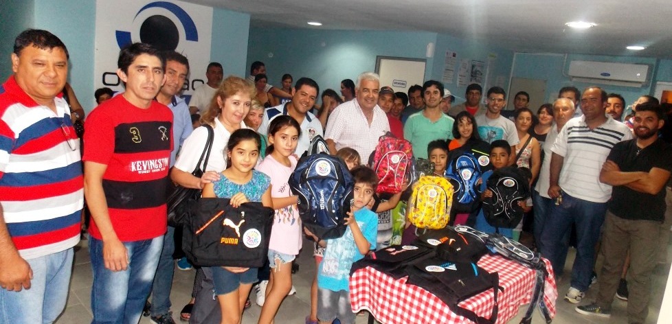 Entregaron mochilas y kits escolares a los hijos de empleados mercantiles