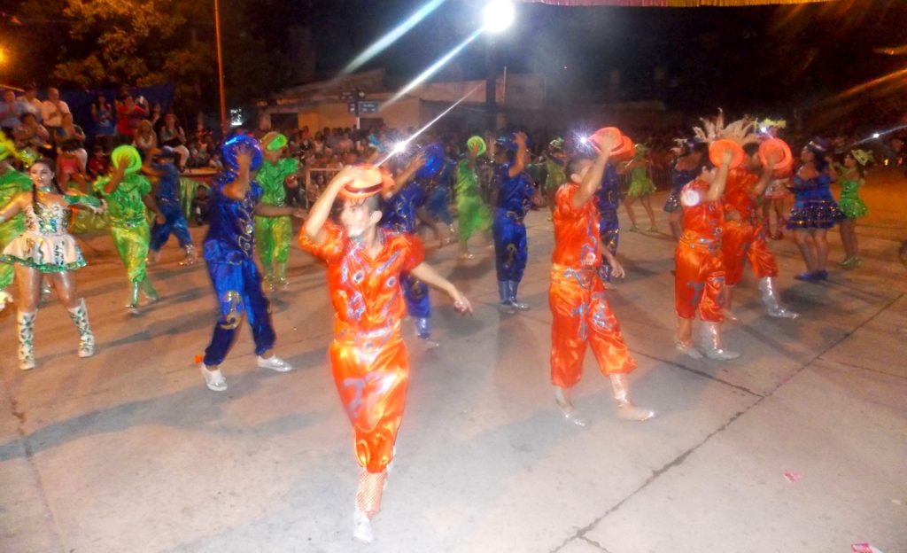 El corso de Clodomira movilizó a una multitud que disfrutó del ritmo y del color murguero