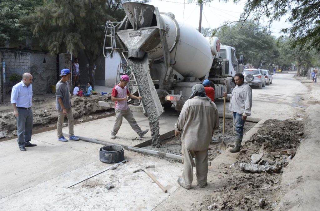 Mirolo dio continuidad al plan de obras de cloacas y pavimento en dos barrios