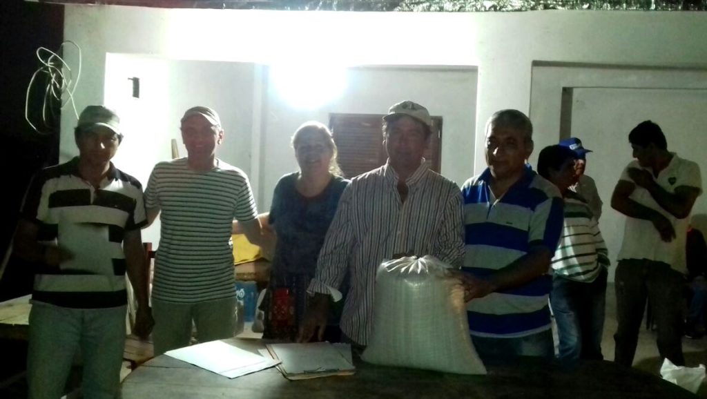 La Municipalidad de Clodomira entrega semillas a minifundistas de la zona