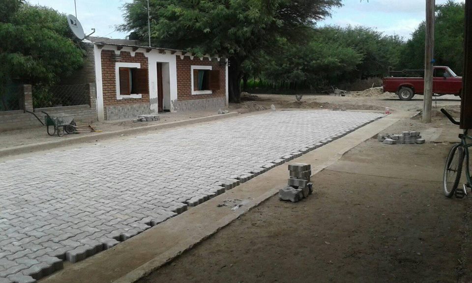 Antajé cambia el paisaje del pueblo con el nuevo pavimento articulado en sus calles