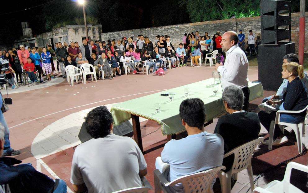Entregan ayuda económica al Club Social Deportivo Huaico Hondo Entregan ayuda económica al Club Social Deportivo Huaico Hondo